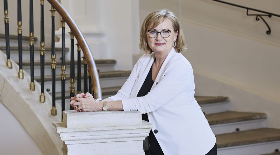 Manuela Vollmann im Porträt vor einer Treppe