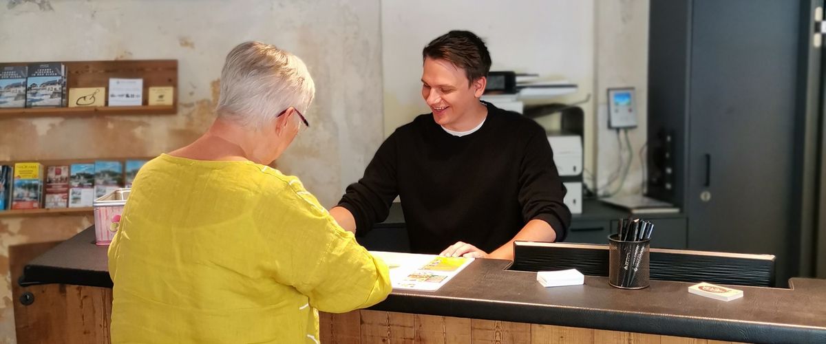 Patrick an der Rezeption im Hotel